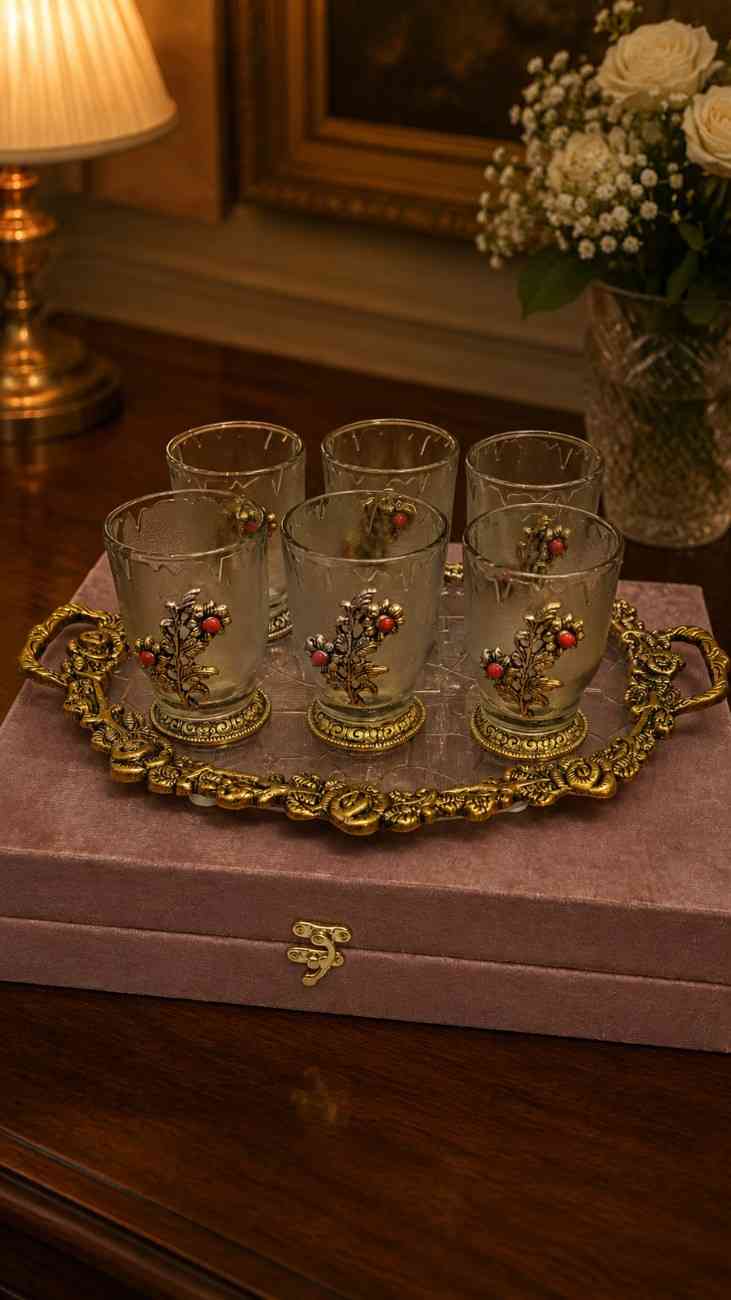 Luxury Glass Serving Set with Decorative Fibre Tray & Velvet Box – 6 Designer Glasses Gift Set